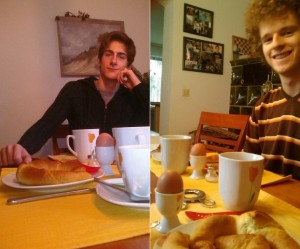 Das obligatorische Foto für Facebook beim Frühstücken (Tobi links und ich rechts)